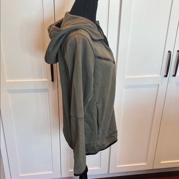 NWOT Nike Men's Khaki Performance Jacket - Picture 4 of 7